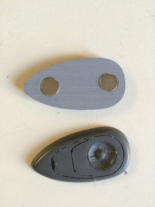 This shows the front and back. You can see the magnets. 